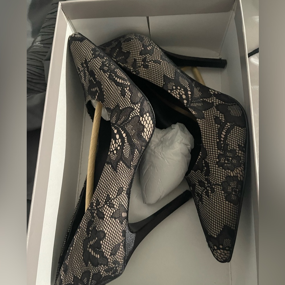 New in box Ann Taylor Loft black and cream lace heels sz 9